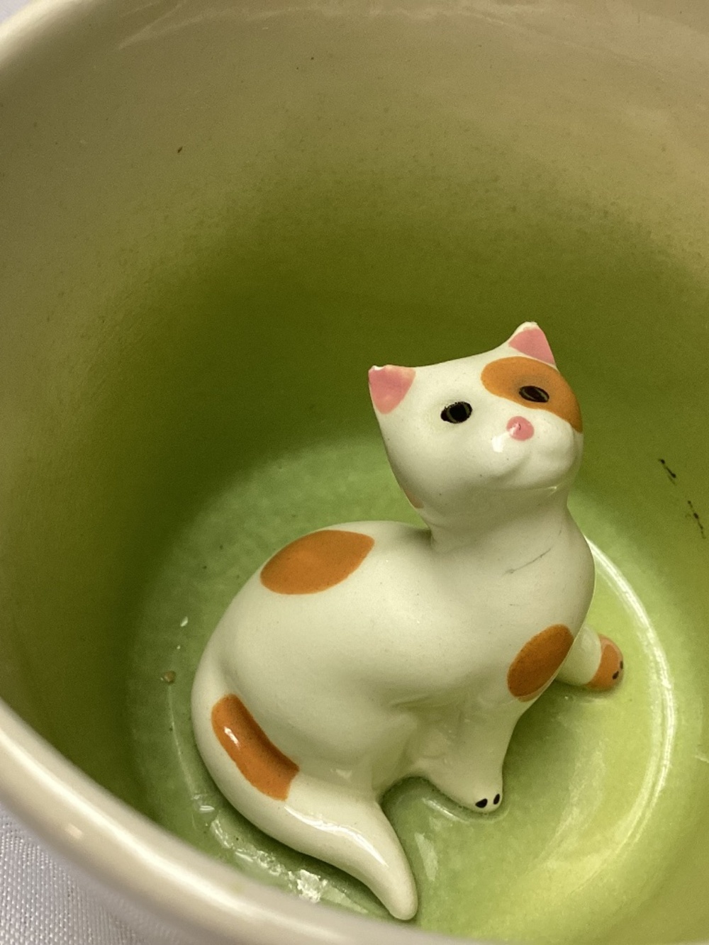 SPADEMAN POTTERY. PEEK A BOO CAT MUG